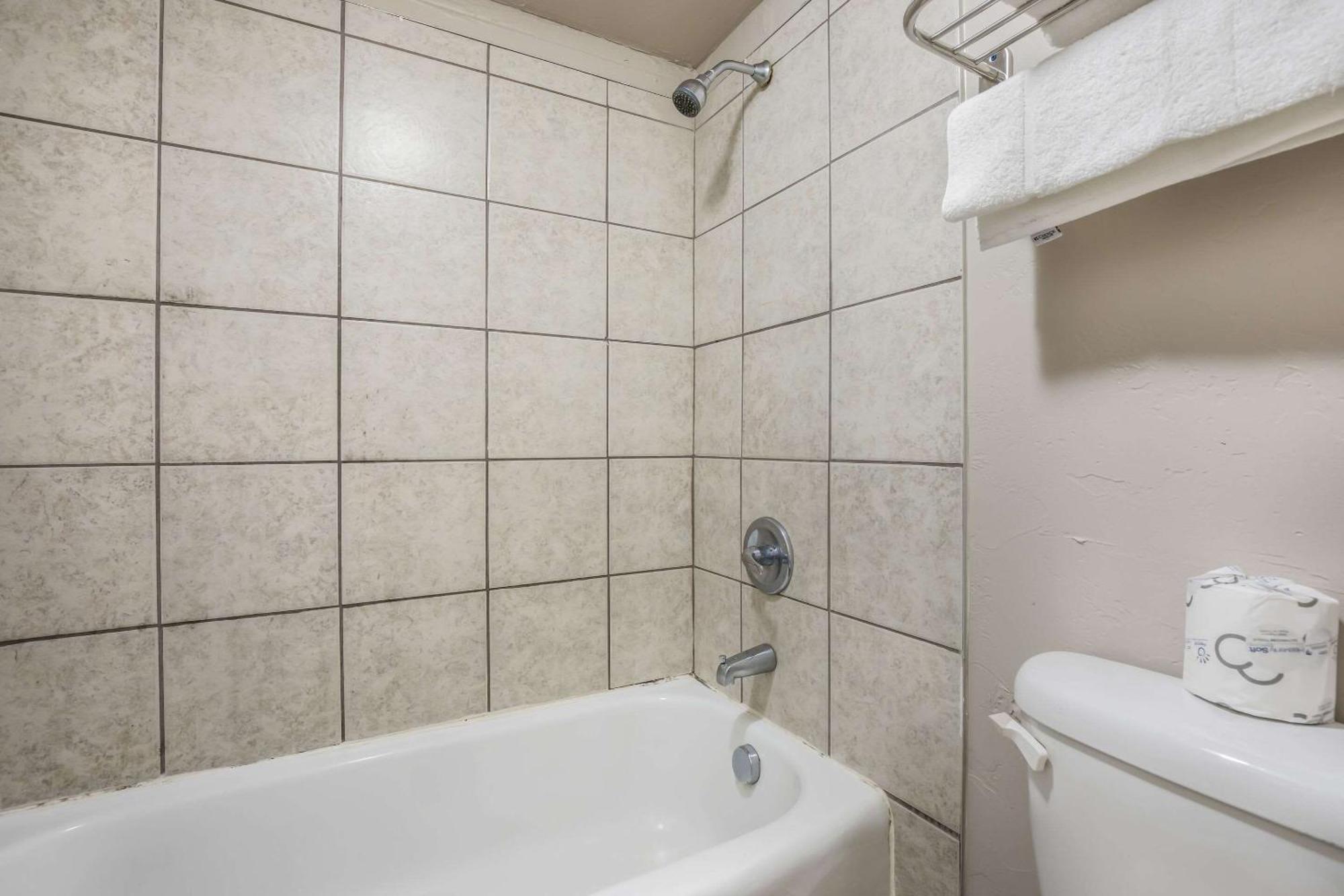 Econo Lodge Neenah Dış mekan fotoğraf