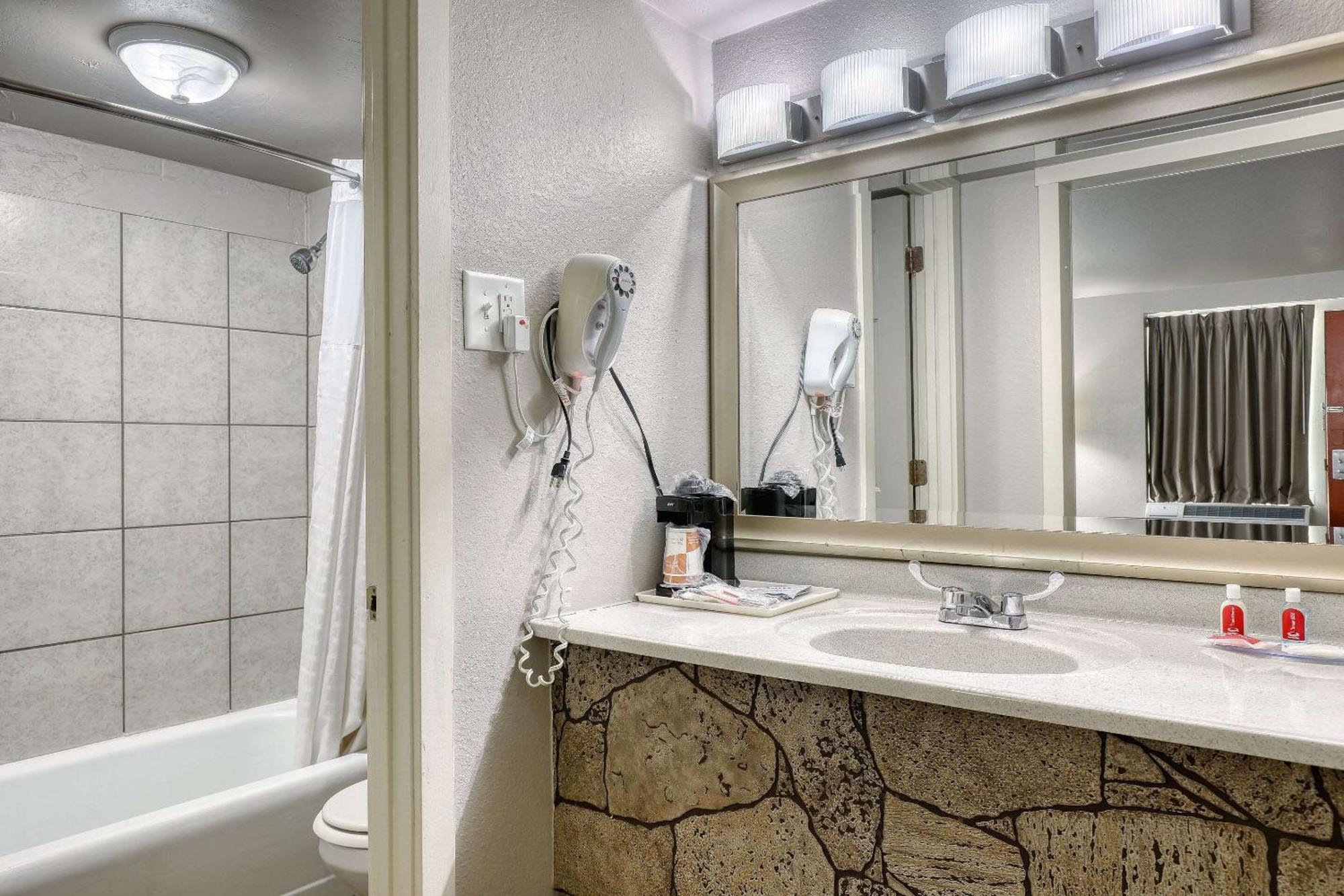 Econo Lodge Neenah Dış mekan fotoğraf